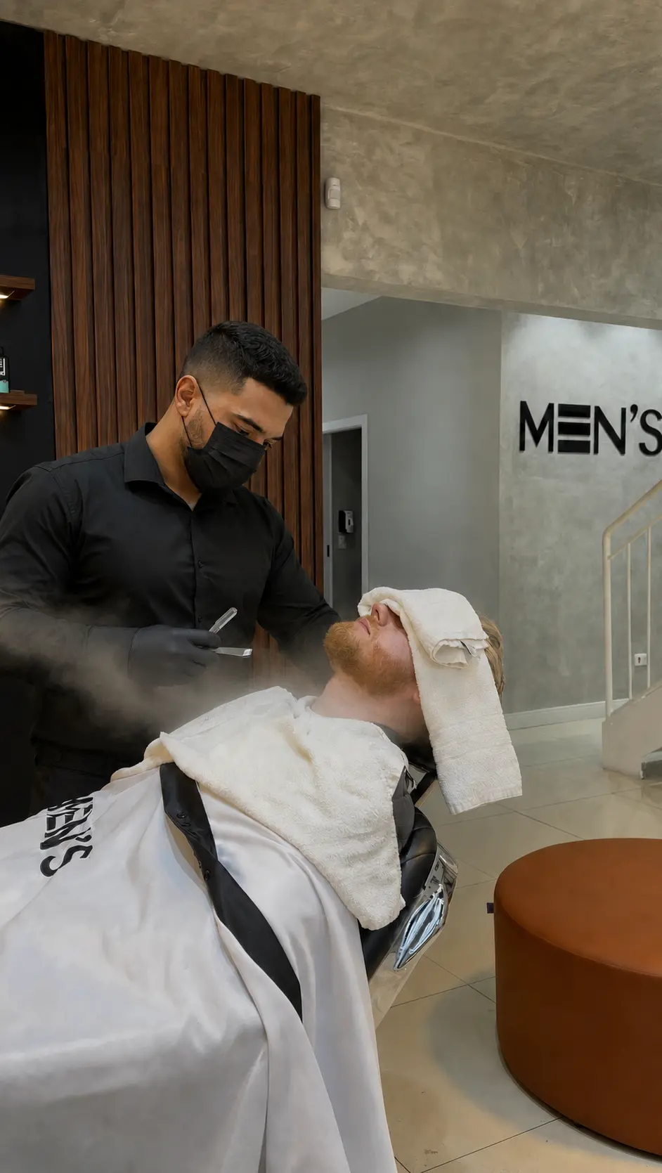 Barbeiro atendendo cliente na MEN’S em Curitiba